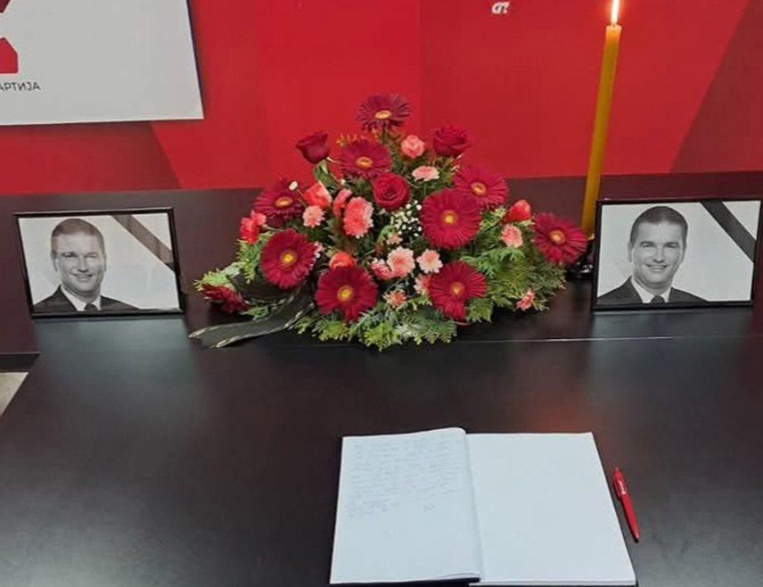 БАЊАЛУКА, 22. АПРИЛА /СРНА/ - Комеморација народном посланику Срђану Тодоровићу, његовој супрузи Биљани и кћерки Ани биће одржана данас у Банском двору у Бањалуци, гдје ће се моћи уписати и у књигу жалости, а трагично страдала породица биће сахрањена у Добоју.