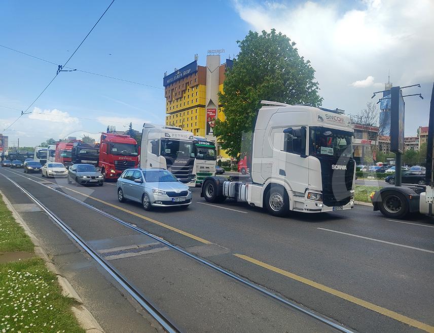 САРАЈЕВО, 21. АПРИЛА /СРНА/ - Превозници окупљени у Конзорцијуму "Логистика БиХ" најавили су за 28. април потпуну блокаду друмског саобраћаја, уколико им не буду испуњени захтјеви, и то заштита возача БиХ од забране уласка у ЕУ, поврат акциза, дигитализацију царинских и граничних процедура, те административно растерећење трошкова пословања.
