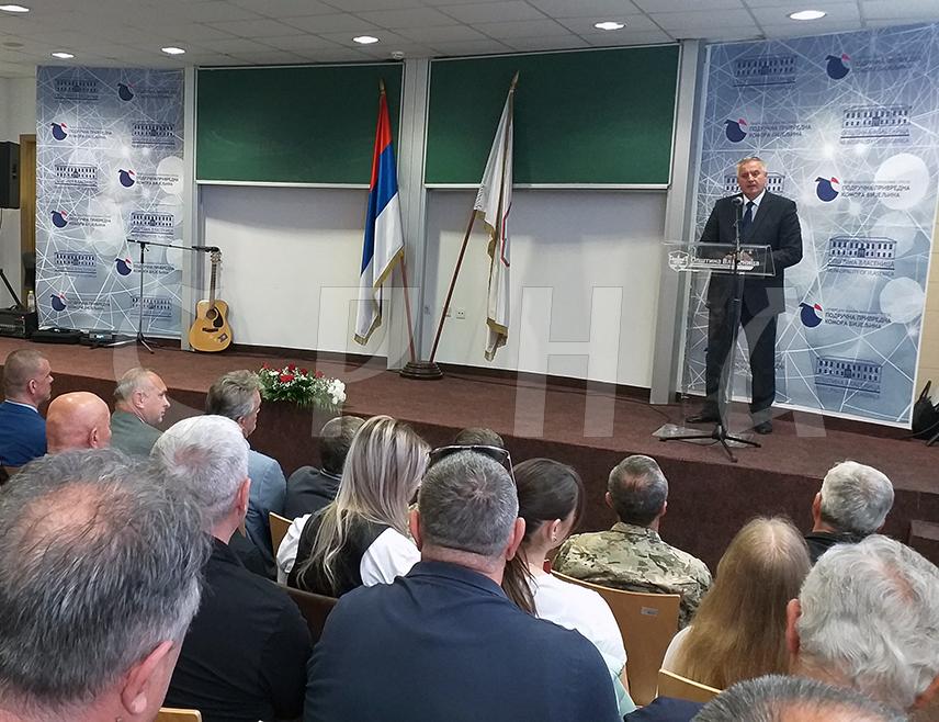 ВЛАСЕНИЦА, 21. АПРИЛА /СРНА/ - Премијер Републике Српске Радован Вишковић поручио је данас да су саборност и јединство спас за српски народ и да се мора учинити све да се сачувају мир и Република Српска.