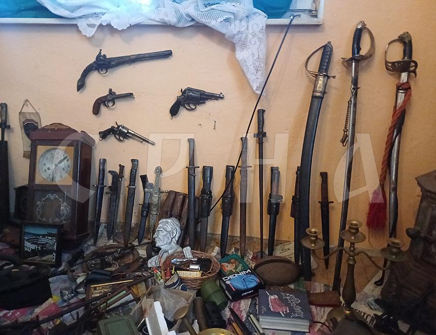 ДЕРВЕНТА, 22. АПРИЛА /СРНА/ - Дервенћанин Бранислав Гаврић већ дужи низ година скупља старе предмете без којих се некада није могао замислити свакодневни живот, а стан у центру града претворио је мини-музеј.
