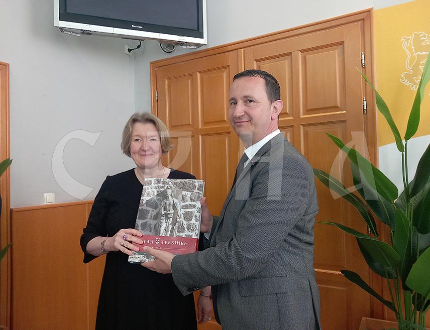 ТРЕБИЊЕ, 22. АПРИЛА /СРНА/ - Требињски градоначелник Мирко Ћурић разговарао је данас са амбасадором Чешке у БиХ Јаном Лолић Шинделковом о подршци ове амбасаде важним пројектима за Tребиње.