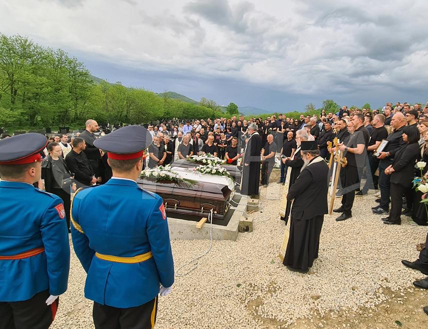 ДОБОЈ, 22. АПРИЛА /СРНА/ - Трагично настадали народни посланик Срђан Тодоровић, његова супруга Биљана и кћерка Ана сахрањени су на добојском градском гробљу Шушњари.