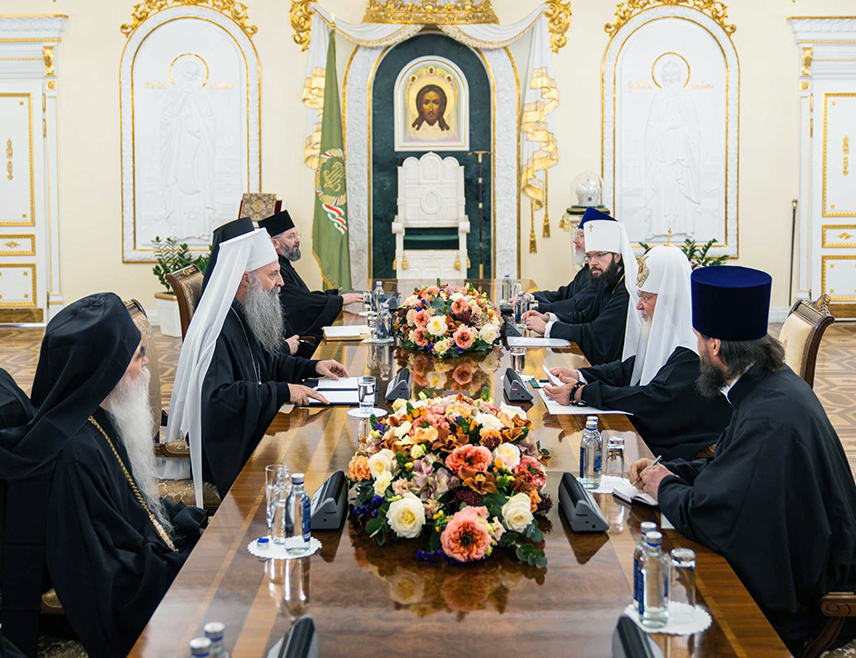 БЕОГРАД, 22. АПРИЛА /СРНА/ - Патријарх московски и цијеле Русије Кирил истакао је током сусрета са Његовом светости патријархом српским Порфиријем у Москви да је увијек постојало узајамно разумијевање двије цркве, љубав и братска подршка.