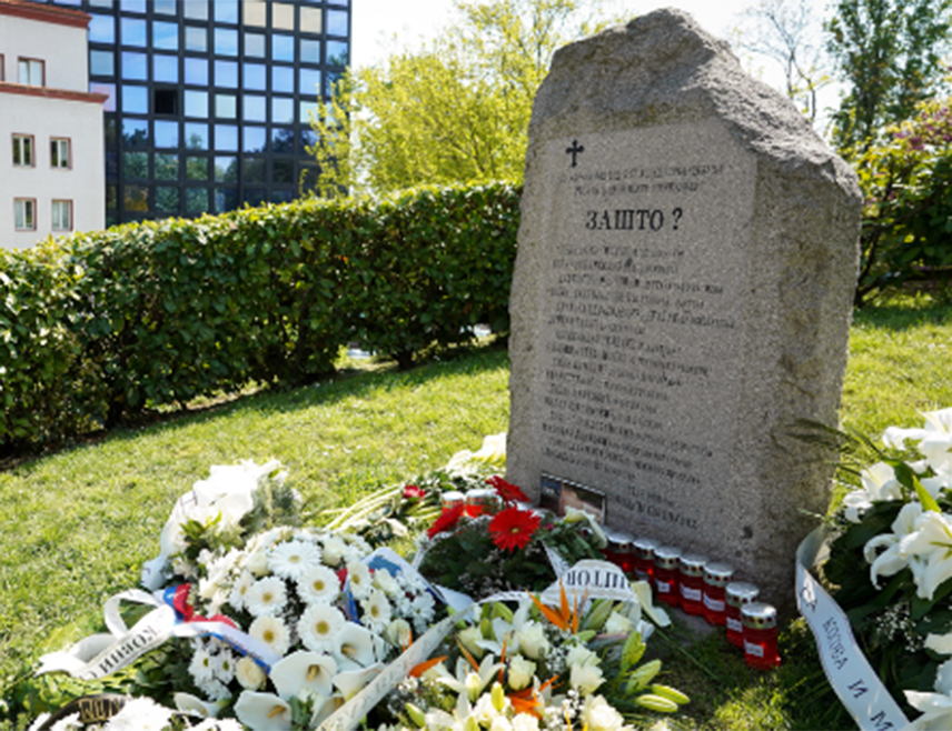 БЕОГРАД, 23. АПРИЛА /СРНА/ - Код споменика "Зашто" у београдском Ташмајданском парку одата је пошта за 16 радника Радио-телевизије Србије /РТС/ убијеним прије 26 година у НАТО бомбардовању зграде ове медијске куће.