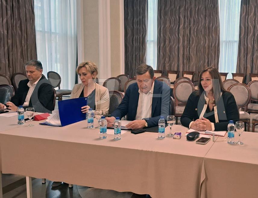 БАЊАЛУКА, 23. АПРИЛА /СРНА/ - Министар привреде и предузетништва Војин Митровић рекао је да улагања у отварање привредних субјеката уз помоћ ресорног министарства, локалних заједница и пословно окружење доводи до нових инвестиција, а тиме и до веће развијености општина и градова.