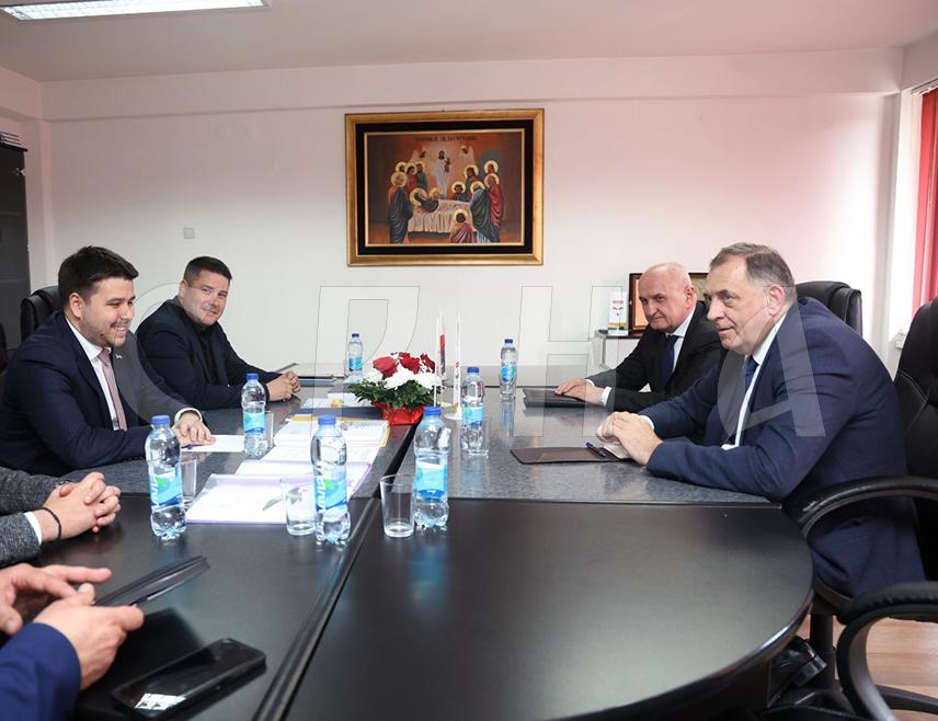 ШЕКОВИЋИ, 23. АПРИЛА /СРНА/ - Предсједник Републике Српске Милорад Додик започео је данашњу посјету Шековићима, састанком са начелником општине Миладином Лазићем са којим би требало да разговара о пројектима битним за овај крај.