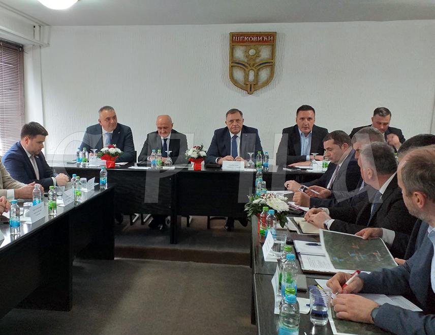 ШЕКОВИЋИ, 23. АПРИЛА /СРНА/ - У Шековићима је почео састанак о почетку гасификације источног дијела Републике Српске којем присуствују предсједник Републике Српске Милорад Додик, министри у Влади Српске, начелници Хан Пијеска, Власенице, Милића и Шековића, те руководство "Сарајево-гаса".