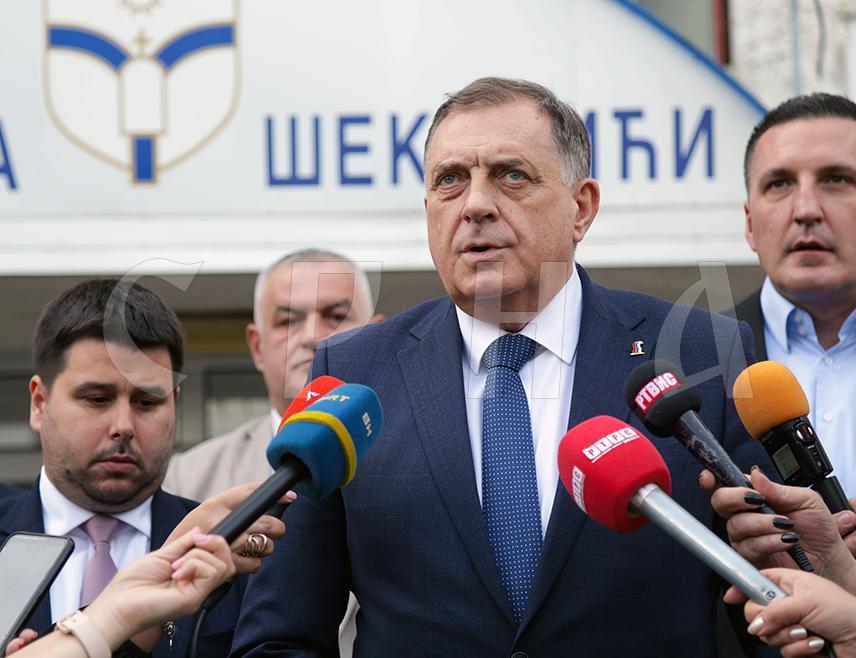 ШЕКОВИЋИ, 23. АПРИЛА /СРНА/ - Предсједник Републике Српске Милорад Додик изјавио је данас да је на састанку посвећеном гасификацији источног дијела Српске разговарано о изградњи прве фазе од 48 километара магистралног гасовода за општине Шековићи, Хан Пијесак, Власеницу и Милиће, што би коштало око 74 милиона КМ.