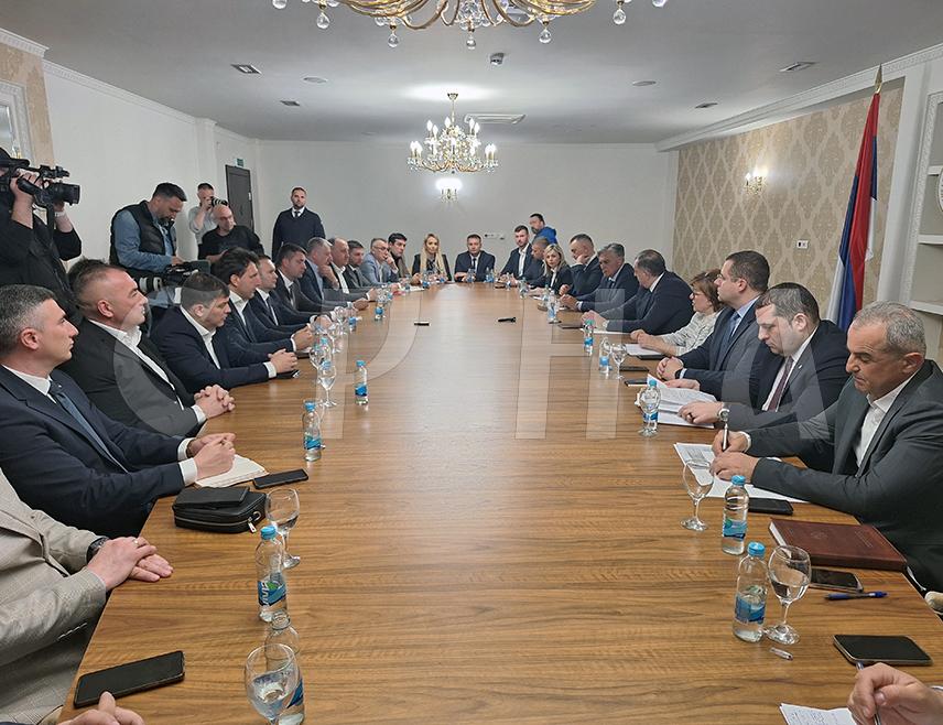 ИСТОЧНО САРАЈЕВО, 23. АПРИЛА /СРНА/ - Предсједник Републике Српске Милорад Додик састао се са градоначелником Источног Сарајева Љубишом Ћосићем и начелницима општина из састава овог града.