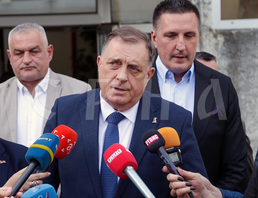 ШЕКОВИЋИ, 23. АПРИЛА /СРНА/ - Предсједник Републике Српске Милорад Додик изјавио је данас да о приходима Централне банке БиХ одлучују Предсједништво, Савјет министара и Парламентарна скупштина БиХ.