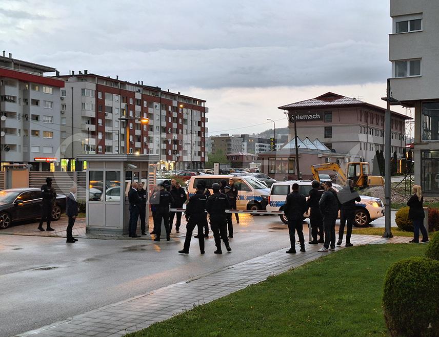 ИСТОЧНО САРАЈЕВО, 23. АПРИЛА /СРНА/ - Припадници МУП-а Републике Српске удаљили су вечерас полицијске службенике неуставне Агенције за истраге и заштиту БиХ испред зграде Административног центра Републике Српске у Источном Сарајеву, јавио је дописник Срне.