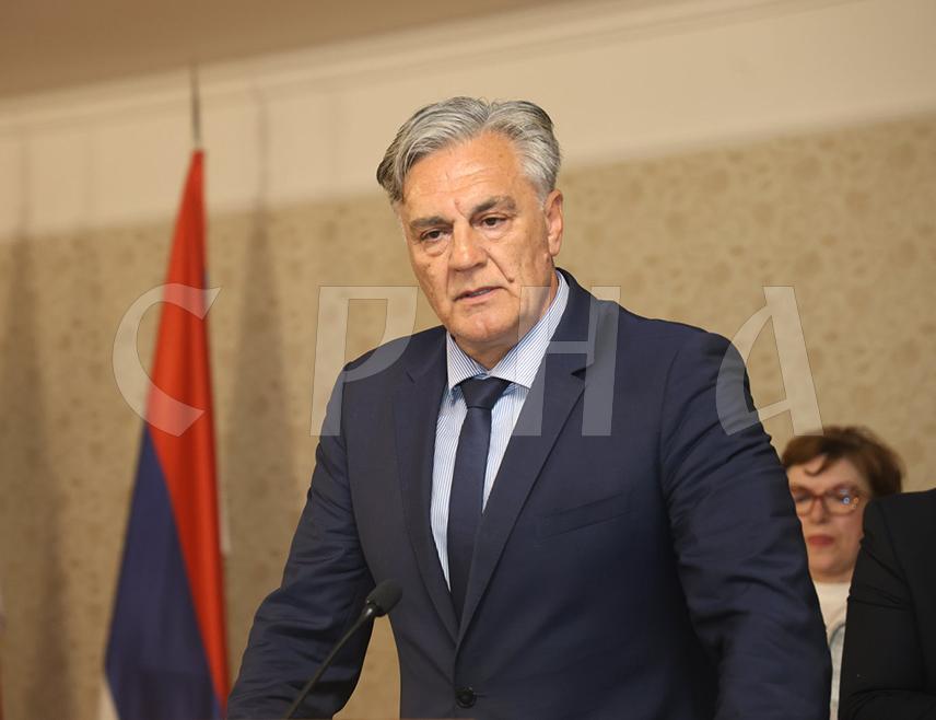 ИСТОЧНО САРАЈЕВО, 23. АПРИЛА /СРНА/ - Министар унутрашњих послова Републике Српске Синиша Каран назвао је провокацијом вечерашњи долазак припадника Агенције за истраге и заштиту /СИПА/ БиХ у Источно Сарајево, те истакао да су они тиме прекршили закон и да ће бити покренути кривични поступци.