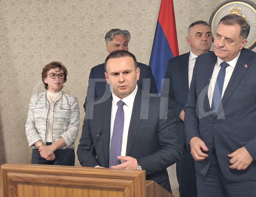 ИСТОЧНО САРАЈЕВО, 23. АПРИЛА /СРНА/ - Градоначелник Источног Сарајева Љубиша Ћосић изјавио је вечерас да су на састанку са предсједником Републике Српске договорени нови пројекти на подручју градских општина, наводећи да ће улагања Владе Републике Српске у овом граду износити готово 50 милиона КМ.