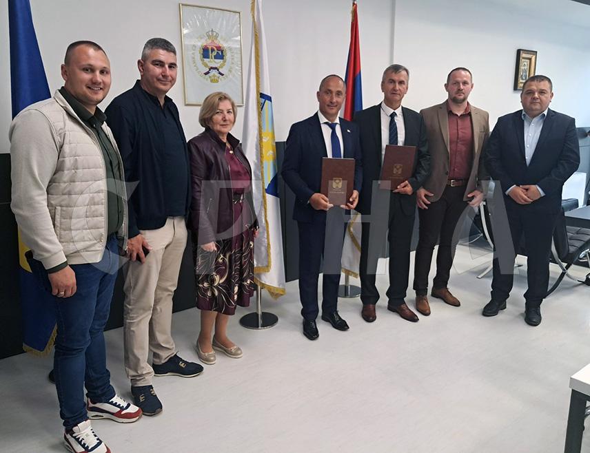 КОТОР ВАРОШ, 24. АПРИЛА /СРНА/ - Начелник општине Котор Варош Зденко Сакан и замјеник предсједника општине Сокобања Владимир Миловановић потписали су данас, у оквиру обиљежавања Дана општине Котор Варош, Споразум о сарадњи који подразумијева успостављање директних партнерских односа двије локалне заједнице.