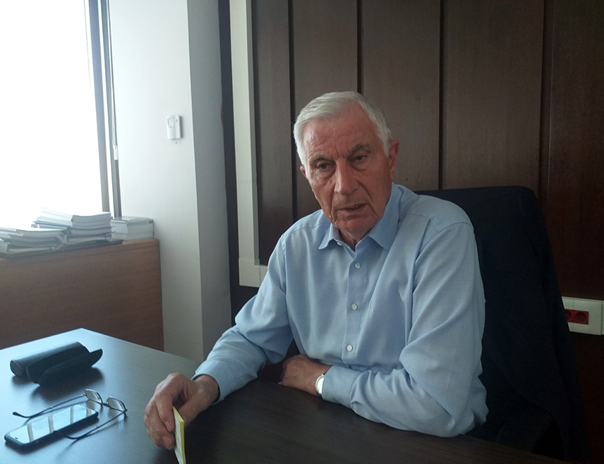 САРАЈЕВО, 24. АПРИЛА /СРНА/ - Предсједавајући Клуба српског народа Средоје Новић позвао је делегате у Дому народа Парламентарне скупштине БиХ да разговарају у цивилизованој атмосфери, истичући да не дијели мишљење оних који сматрају да у овом дому треба показивати мишиће и ко је од кога паметнији.