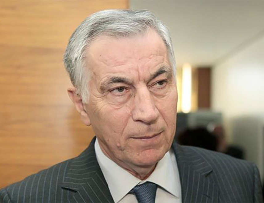 САРАЈЕВО, 24. АПРИЛА /СРНА/ - Одличје Кристијана Шмита у његовом цјелокупном боравку у БиХ је да ради све што је на штету Републике Српске и СНСД-а, рекао је Срни предсједавајући Клуба српског народа у Дому народа Парламентарне скупштине БиХ Средоје Новић.