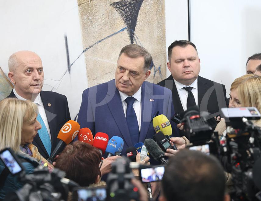 ИСТОЧНО САРАЈЕВО, 24. АПРИЛА /СРНА/ - Предсједник СНСД-а Милорад Додик рекао је да је СНСД парламентарна политичка партија и да Кристијан Шмит подлијеже сарајевској чаршији.