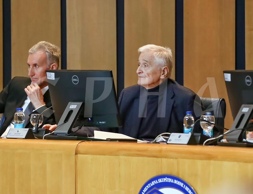 САРАЈЕВО, 24. АПРИЛА /СРНА/ - Сједница Дома народа Парламентарне скупштине БиХ прекинута је јер се, ни након једночасовне паузе дате како би се обезбиједио кворум, нико од бошњачких делегата није појавио у сали.