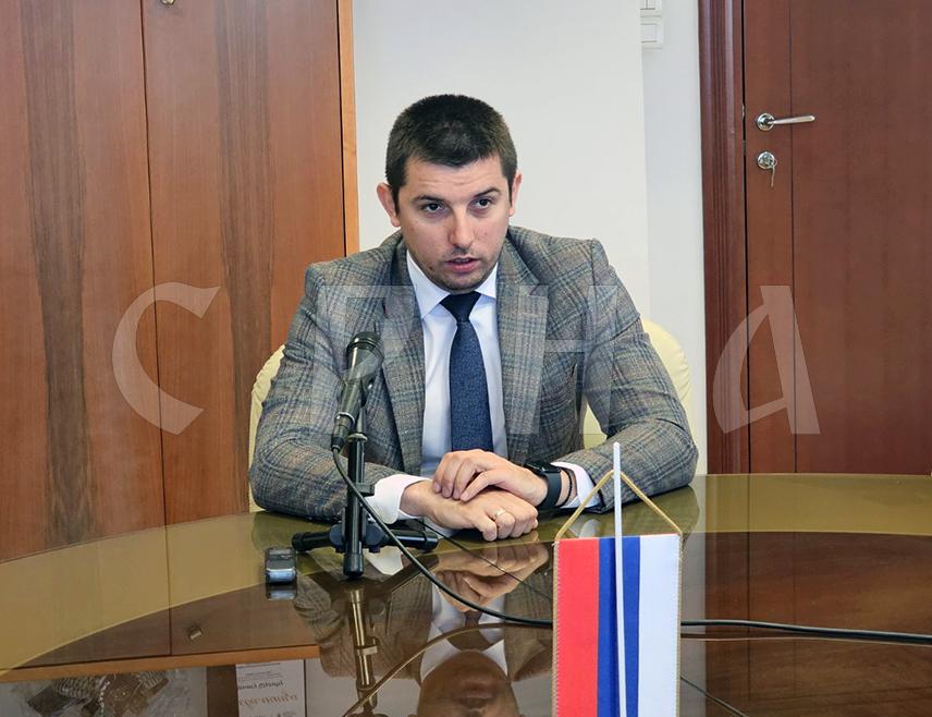 БАЊАЛУКА, 24. АПРИЛА /СРНА/ - Члан Главног одбора СНСД-а Денис Шулић изјавио је Срни да Кристијан Шмит, заробљен и фрустриран сопственом немоћи, покушава да парламентарним странкама укине финансирање које им по закону припада, те оцијенио да све што он ради су пуцњи у празно.