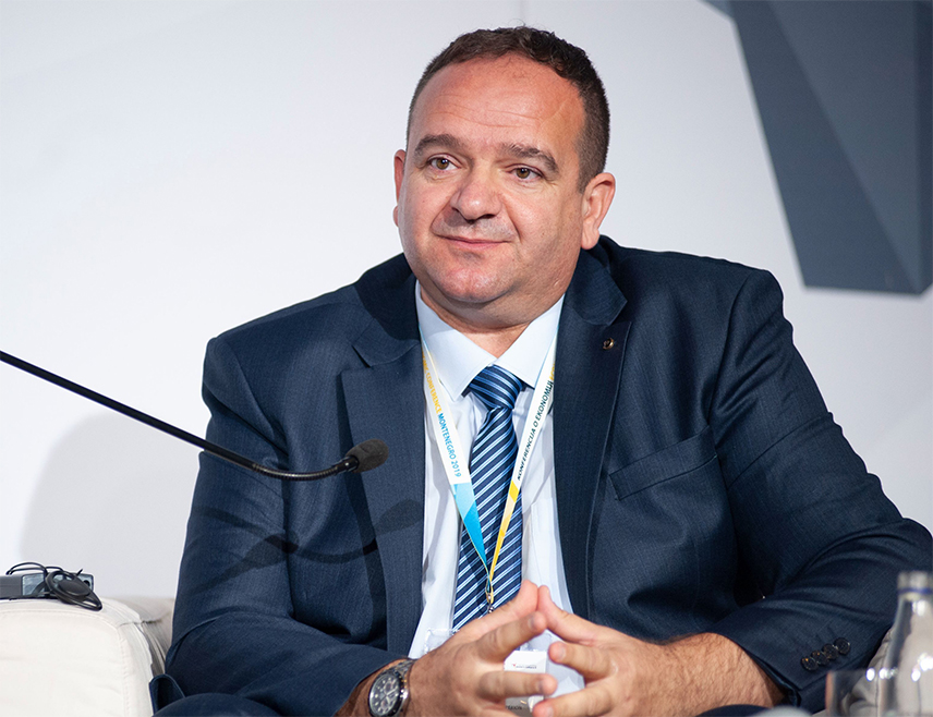 САРАЈЕВО, 25. АПРИЛА /СРНА/ - Главни координатор у Конзорцијуму "Логистика БиХ" Велибор Пеулић рекао је да је Управа за индиректно опорезивање БиХ /УИО/ прихватила оперативни план са десет кључних мјера за смањење задржавања превозника на границама, увођење "зеленог пута" и ефикасније управљање преласком празних возила и да најављене блокаде друмског саобраћаја неће бити.