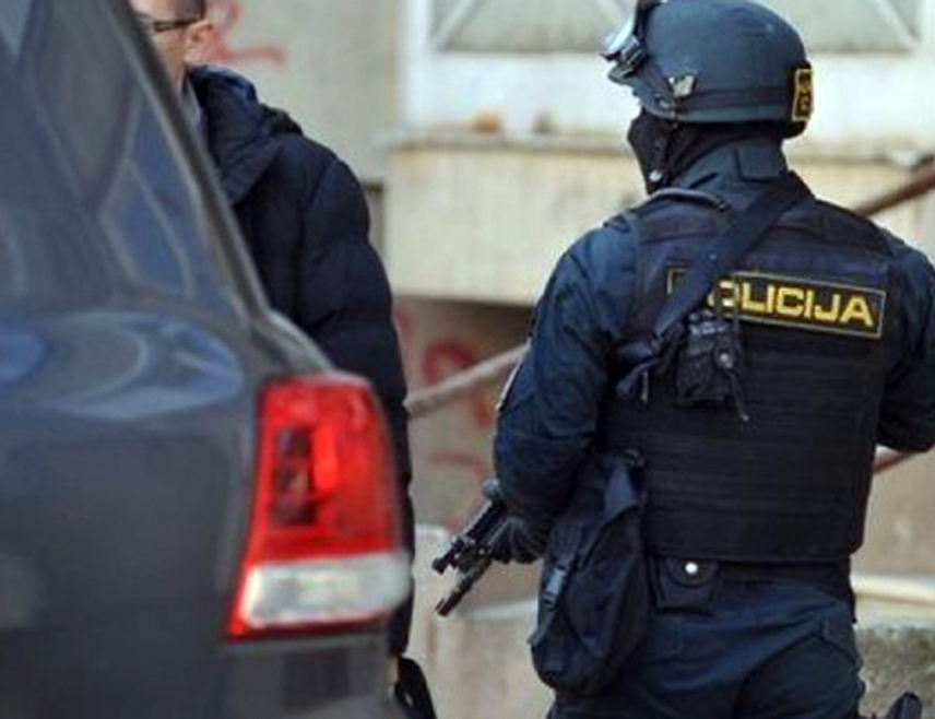 САРАЈЕВО, 25. АПРИЛА /СРНА/ - У току су претреси министраства за науку, високо образовање и младе и рада, социјалне политике и расељених особа и избјеглице Кантона Сарајево у наставку акције "Коверта".