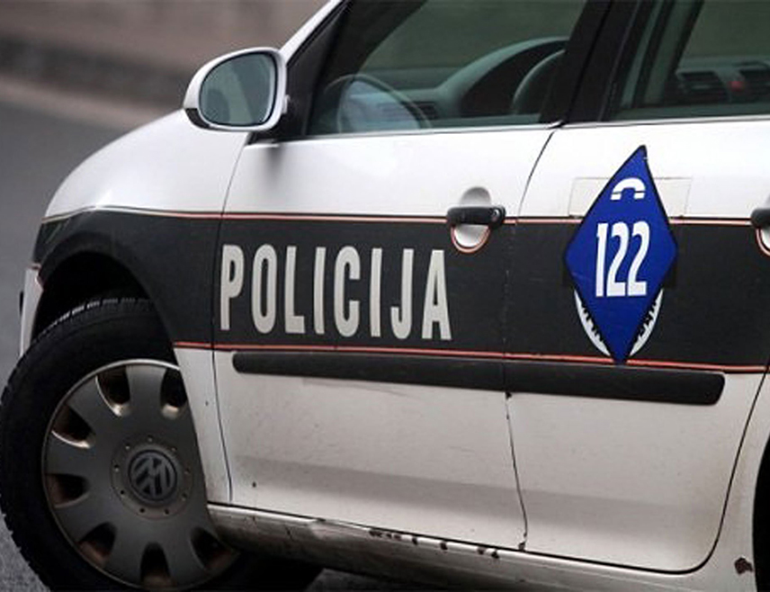 САРАЈЕВО, 25. АПРИЛА /СРНА/ - У наставку акције "Коверта" ухапшена је министар за рад, социјалну политику, расељена лица и избјеглице Кантона Сарајево Енда Павић Печенковић, којој је на терет стављено нелегално запошљавање у том министарству, саопштено је из Кантоналног тужилаштва у Сарајеву.