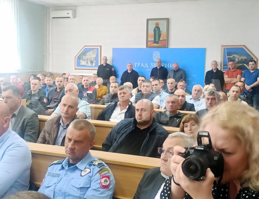 ЗВОРНИК, 25. АПРИЛА /СРНА/ - Начелник Управе за полицијско образовање у Републици Српској Миле Шикман рекао је у Зворнику да је радикализација и даље присутна у окружењу и да је данас развојем савремене технологије још израженија него што је била прије 10 година.