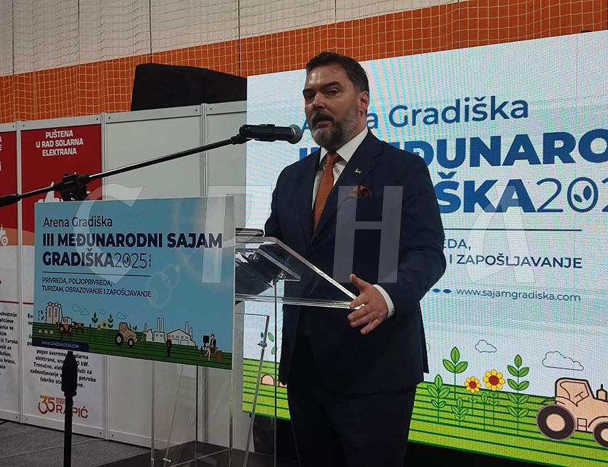 ГРАДИШКА, 25. АПРИЛА /СРНА/ - Министар спољне трговине и економских односа у Савјету министара Сташа Кошарац рекао је да је организацијом Међународног сајма привреде, пољопривреде, туризма, образовања и запошљавања, који је данас отворен у Градишци, Република Српска доказала да су њене политике економског развоја препознате од других држава.