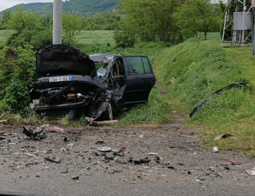 ДОБОЈ, 25. АПРИЛА /СРНА/ - Једно лице повријеђено је у судару аутомобила и теретног возила у модричком насељу Добор, речено је Срни из Полицијске управе Добој.