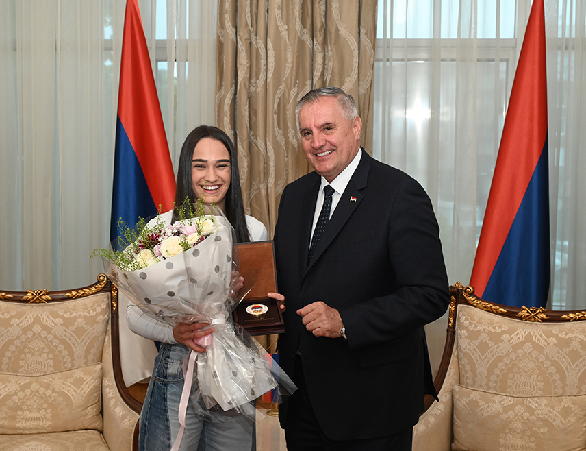 БАЊАЛУКА, 25. АПРИЛА /СРНА/ - Премијер Републике Српске Радован Вишковић пожелио је срећу на данашњем пријему за репрезентативку Србије у боксу Сару Ћирковић која у недјељу, 27. априла, боксује у Бањалуци за свјетску професионалну титулу, те навео да Српска остаје посвећена развоју професионалног спорта.