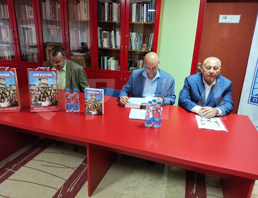 СРЕБРЕНИЦА, 25. АПРИЛА /СРНА/ - Монографија "Богатство српског народа" аутора професора Здравка Мочевића представљена је вечерас у Народној библиотеци Сребреница.