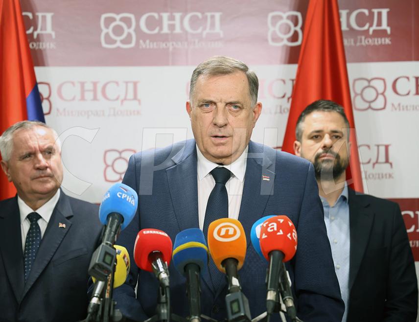 БАЊАЛУКА, 25. АПРИЛА /СРНА/ - Лидер СНСД-а Милорад Додик изјавио је данас да Предсједништво ове странке поздравља напоре Владе Републике Српске да обезбиједи развој економије, наводећи да је за три мјесеца ове године смањен ниво задужености јавног сектора са 32 одсто на 30 одсто БДП-а.