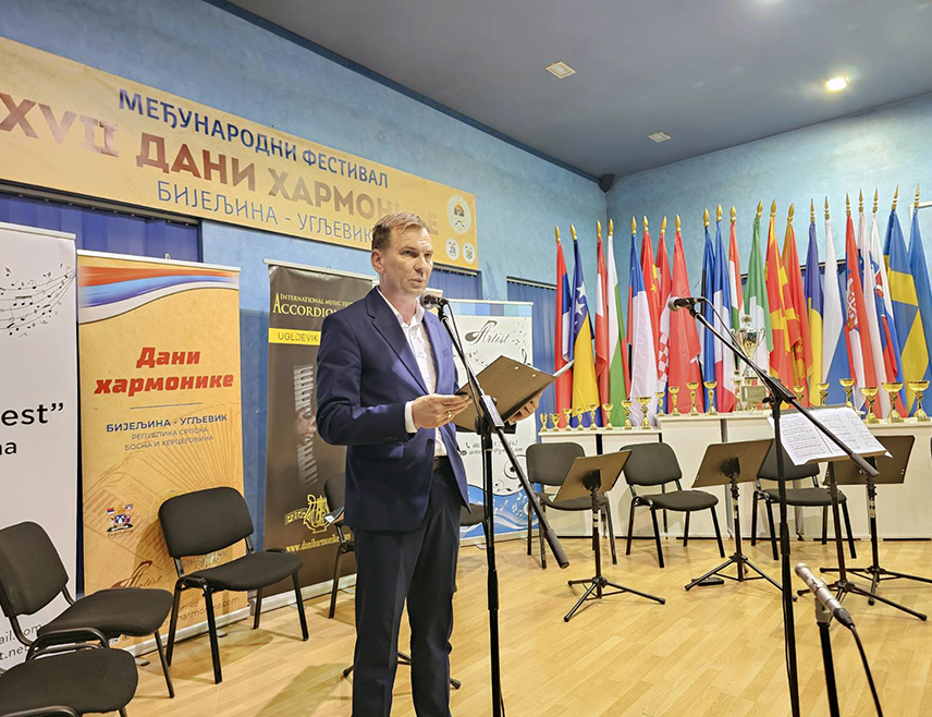УГЉЕВИК, 25. АПРИЛА /СРНА/ - У Угљевику је вечерас свечано отворен 17. Међународни фестивал "Дани хармонике" који је окупио око 200 такмичара из 20 земаља.