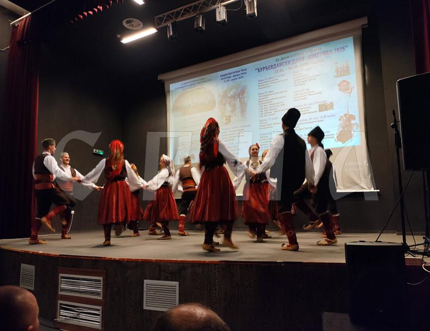 БРАТУНАЦ, 26. АПРИЛА /СРНА/ - У оквиру традиционалних, 22. по реду "Ђурђевданских дана" у Братунцу је одржана смотра фолклора на којој се представило пет културно-умјетничких друштава из Републике Српске, Србије и први пут из Црне Горе.