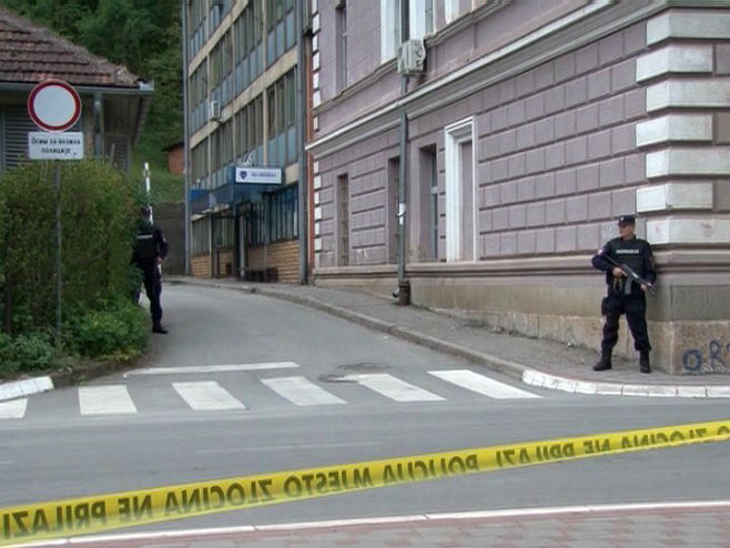 БИЈЕЉИНА, 26. АПРИЛА /СРНА/ - Полицајац Републике Српске Драган Ђурић убијен је 27. априла 2015. године у терористичком нападу исламиста на полицијску станицу у Зворнику.