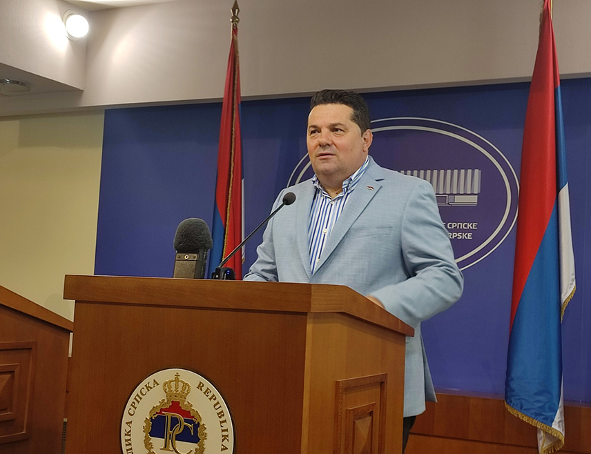 БАЊАЛУКА, 26. АПРИЛА /СРНА/ - Предсједник Народне скупштине Републике Српске Ненад Стевандић рекао је да Српска, остајући на правцу очувања мира и рјешавања неспоразума и криза преговорима, а избјегавајући исхитрене одговоре на провокације, остаје на правцу побједе.