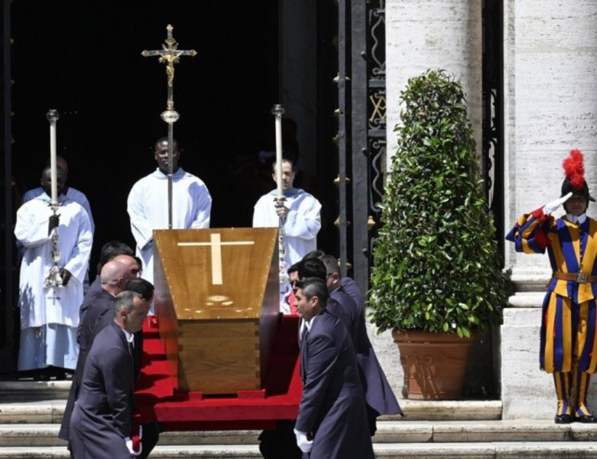 РИМ, 26. АПРИЛА /СРНА/ - Поглавар Римокатоличке цркве папа Фрањо, који је преминуо у понедјељак, 21. априла, у Ватикану, сахрањен је у Базилици Свете Марије Велике у Риму.