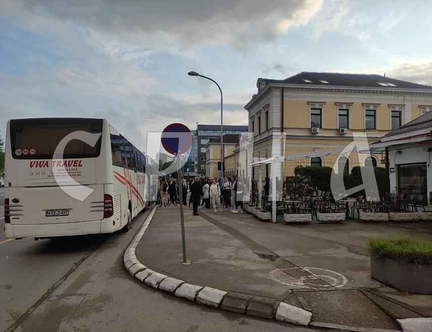 БАЊАЛУКА, 27. АПРИЛА /СРНА/ - Бројни бањалучки средњошколци и грађани кренули су јутрос на пут у Спомен-подручје Доња Градина код Козарске Дубице, гдје ће бити обиљежен "Дан сјећања на жртве геноцида над Србима, Јеврејима и Ромима у Независној Држави Хрватској /НДХ/ и 80 година од пробоја логораша из концентрационог логора Јасеновац".