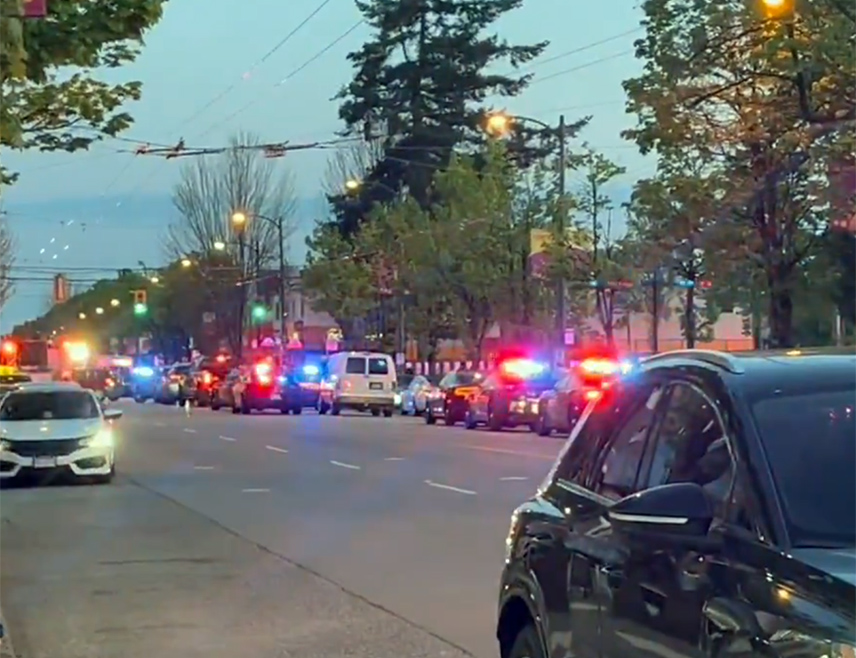 ВАНКУВЕР, 27. АПРИЛА /СРНА/ - Неколико људи је погинуло, а више њих је повријеђено када је возило улетјело у публику на уличном фестивалу у Ванкуверу у Канади, саопштила је полиција, не наводећи тачан број жртава.