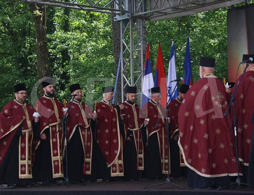 КОЗАРСКА ДУБИЦА, 27. АПРИЛА /СРНА/ - На платоу поред гробног поља Тополе у Спомен-подручју Доња Градина код Козарске Дубице служен је парастос и помен жртвама усташког злочина – геноцида НДХ, односно за пола милиона Срба, 40.000 Рома и 33.000 Јевреја убијених у јасеновачком систему концентрационих логора.