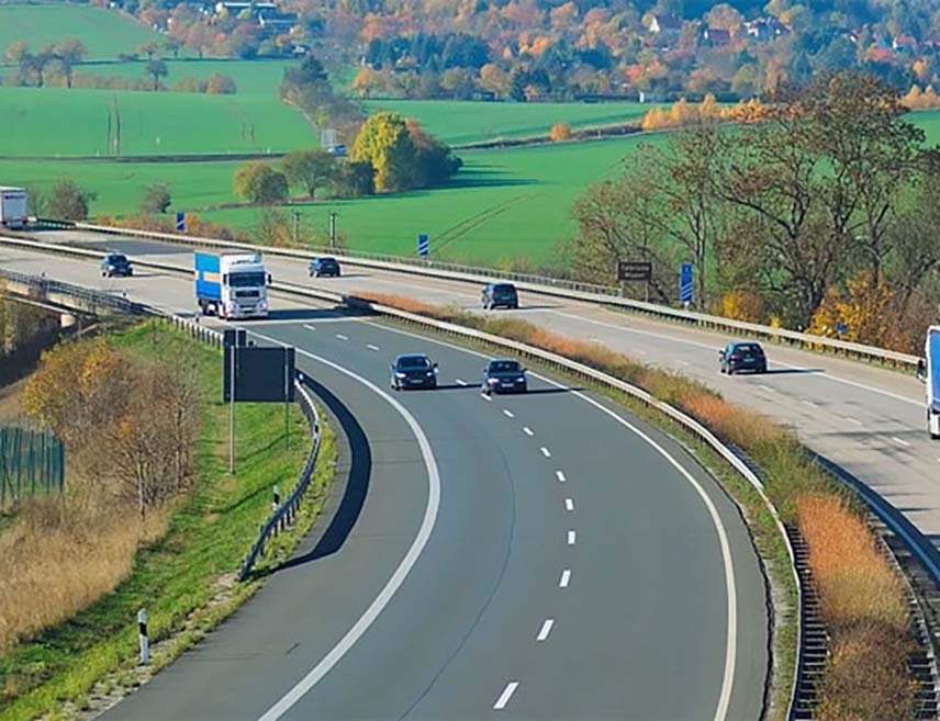 БИЈЕЉИНА, 27. АПРИЛА /СРНА/ - Саобраћај се на већини путева у Републици Српској и Федерацији БиХ /ФБиХ/ одвија по мјестимично мокрим или влажним коловозима, уз појачану фреквенцију возила, посебно на путевима који воде према граничним прелазима на сјеверу, саопштио је Ауто-мото савез Републике Српске.