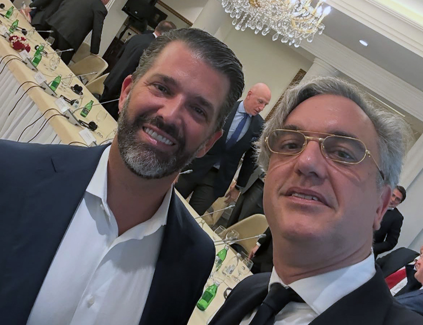 БЕОГРАД, 27. АПРИЛА /СРНА/ - Доналд Трамп Млађи, син предсједника САД Доналда Трампа, разговарао је у Београду са српским привредницима на бизнис форуму у организацији Привредне коморе Србије /ПКС/, на којем су му српске компаније представиле своје послове и пројекте.