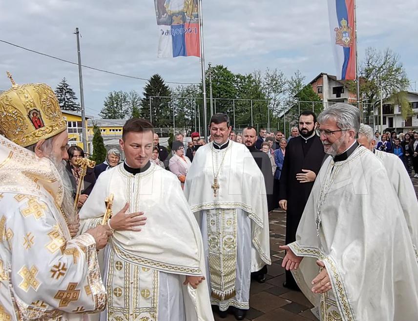 СТАНАРИ, 27. АПРИЛА /СРНА/ - У Станарима је данас свечано обиљежен Мали Васкрс - крсна слава ове општине и црквена слава спомен-храма Васкрсења Господњег.