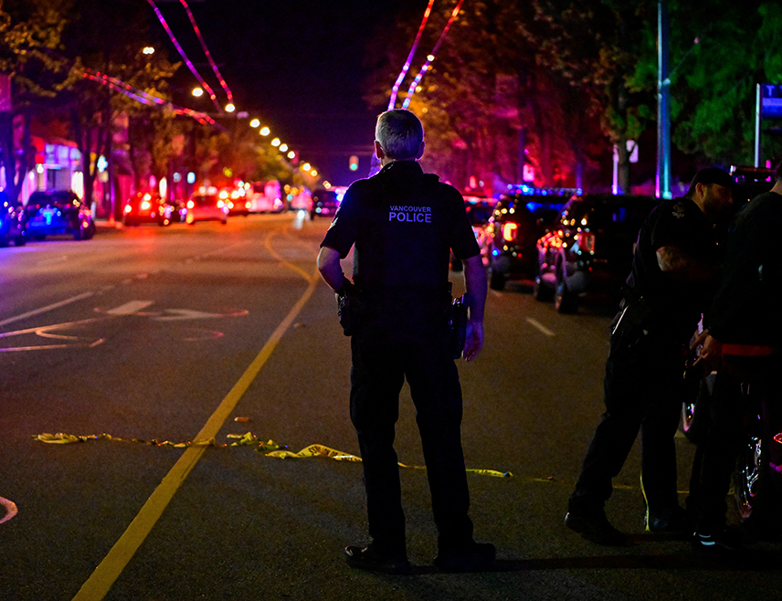 ВАНКУВЕР, 27. АПРИЛА /СРНА/ - Најмање девет људи је погинуло, а шесторо је повријеђено када је мушкарац аутомобилом ударио у масу на филипинском фестивалу у Ванкуверу, саопштено је из канадске полиције.