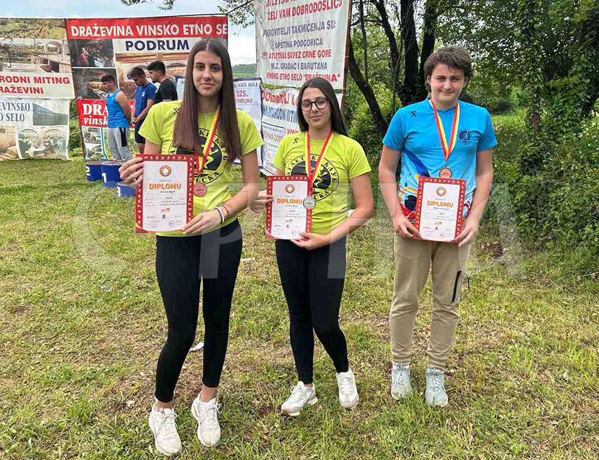 ФОЧА, 27. АПРИЛА /СРНА/ - Млади фочански атлетичари, чланови Атлетског клуба "Сутјеска", имали су запажен наступ на 17. Међународном митингу бацача кугле "Дражевина 2025" у истоименом мјесту крај Подгорице, освојивши једну сребрну и двије бронзане медаље.