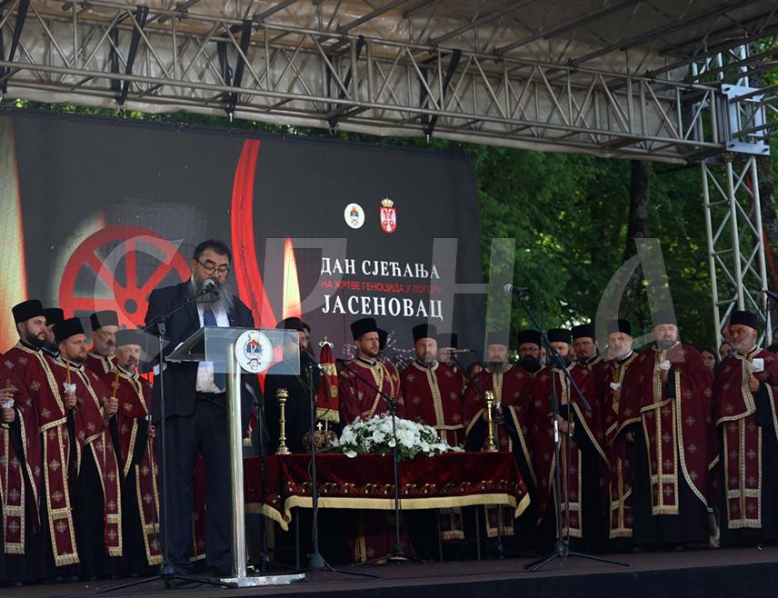 КОЗАРСКА ДУБИЦА, 27. АПРИЛА /СРНА/ - Предсједник Удружења Рома Србије Драгољуб Ацковић рекао је да је на простору Доње Градине у вријеме Независне Државе Хрватске /НДХ/ страдало више од 40.000 Рома, а да је на гробљу у Уштици побројано тачно 16.173 имена и презимена.