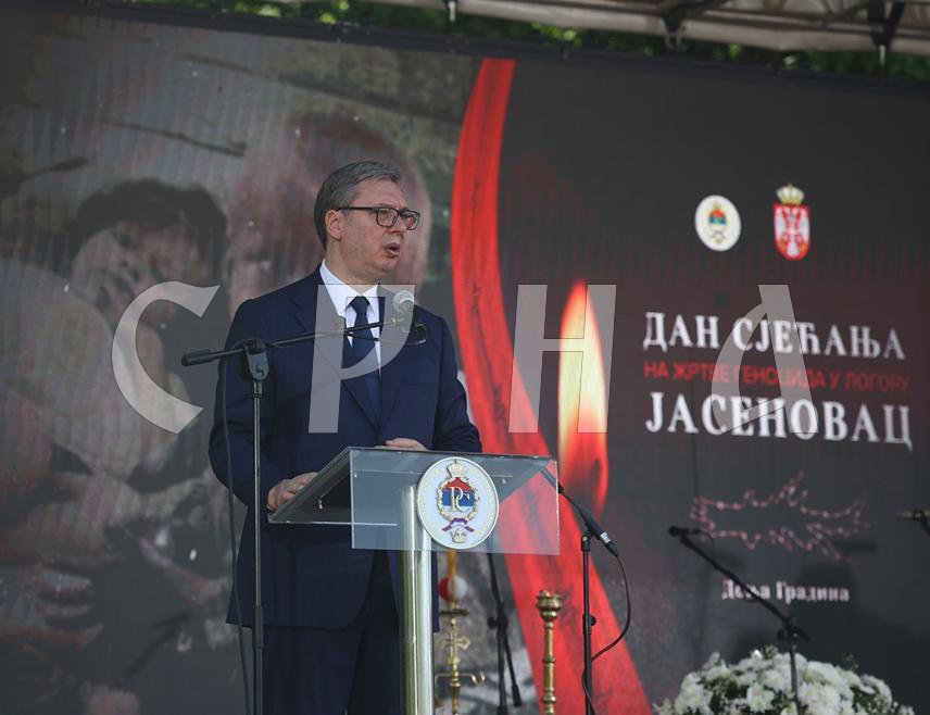 КОЗАРСКА ДУБИЦА, 27. АПРИЛА /СРНА/ - Предсједник Србије Александар Вучић изјавио је да ће преузети бригу о изградњи меморијалног центра посвећеног жртвама усташког режима у логору Јасеновац и да ће већ сљедеће године у Доњој Градини бити видљив огроман напредак.