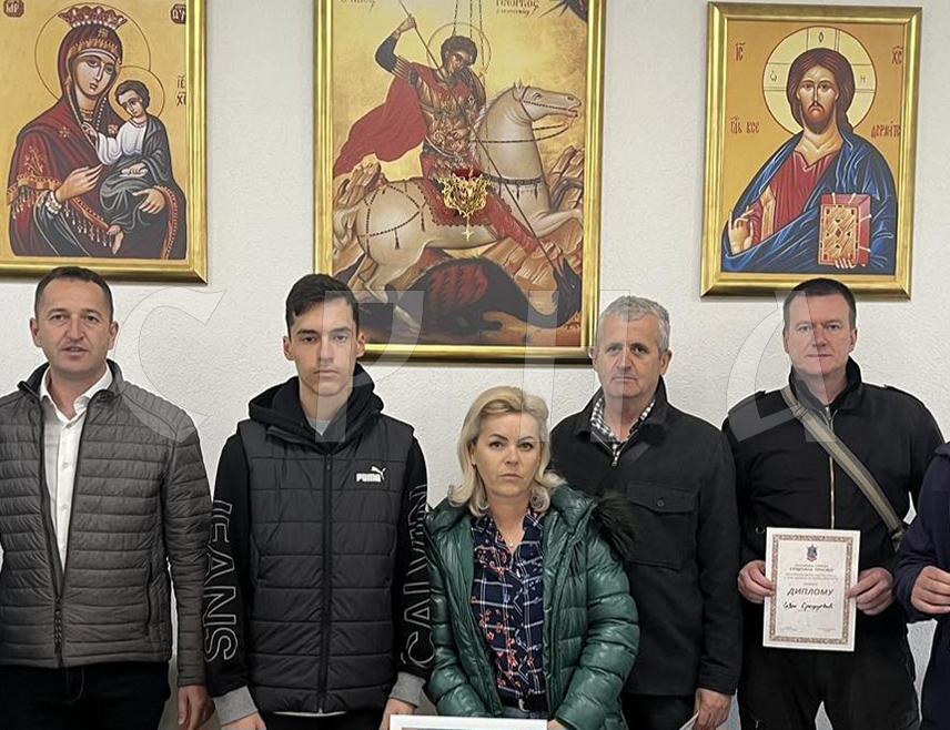 ТРНОВО, 27. АПРИЛА /СРНА/ - Ефим Муратовић је побједник петог Меморијалног шаховског турнира "Горан Вујичић", одржаног данас у Трнову, у знак сјећања на некадашњег начелника ове локалне заједнице.