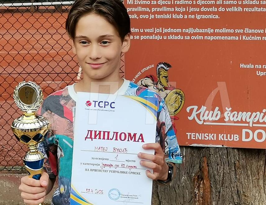 ДОБОЈ, 27. АПРИЛА /СРНА/ - Матеј Вукић из бањалучког Тениског клуба /ТК/ "Младост" и Наталија Сулавер из ТК "МиМ" Источно Сарајево побједници су првенства Републике Српске у тенису за јуниоре до 12 година, које је одржано у Добоју.