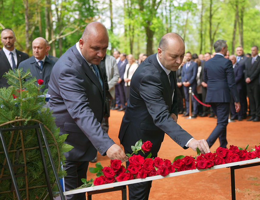 ПОДГОРИЦА, 27. АПРИЛА /СРНА/ - Делегација Нове српске демократије /НСД/, коју су чинили посланик у Скупштини Црне Горе Велимир Ђоковић и предсједник општине Пљевља Дарио Вранеш, данас је у Доњој Градини, у име предсједника странке Андрије Мандића, присуствовала обиљежавању Дана сјећања на жртве геноцида над Србима, Јеврејима и Ромима у НДХ.